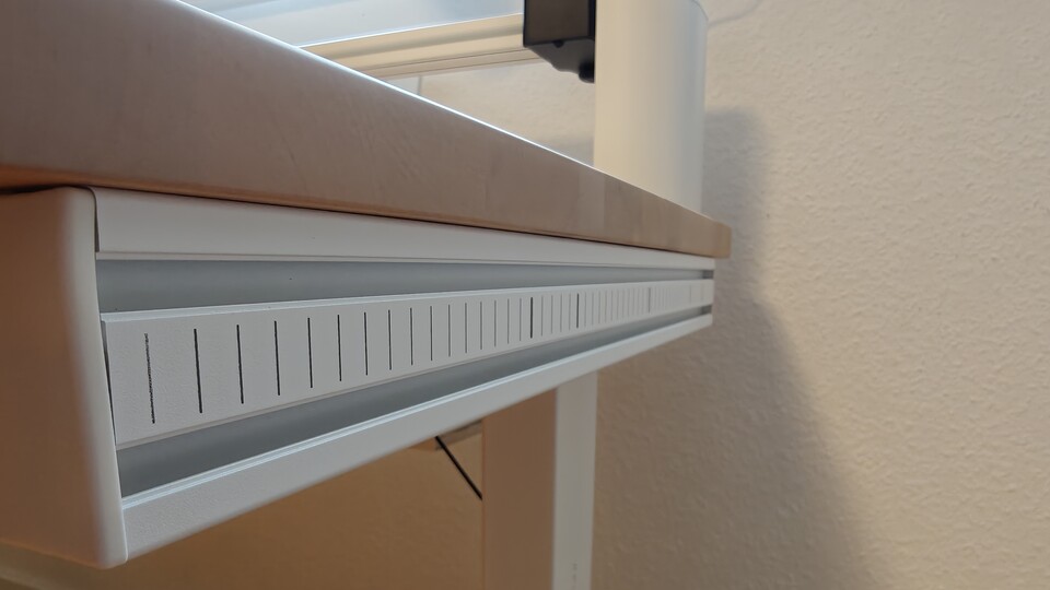 An den seitlichen Schienen lässt sich allerhand optionales Zubehör anbringen.