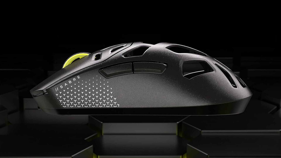 Corsair Sabre V2 PRO: Das Gehäuse aus Magnesiumlegierung lässt die Maus innerhalb der Kunststoff-Konkurrenz hervorstechen.