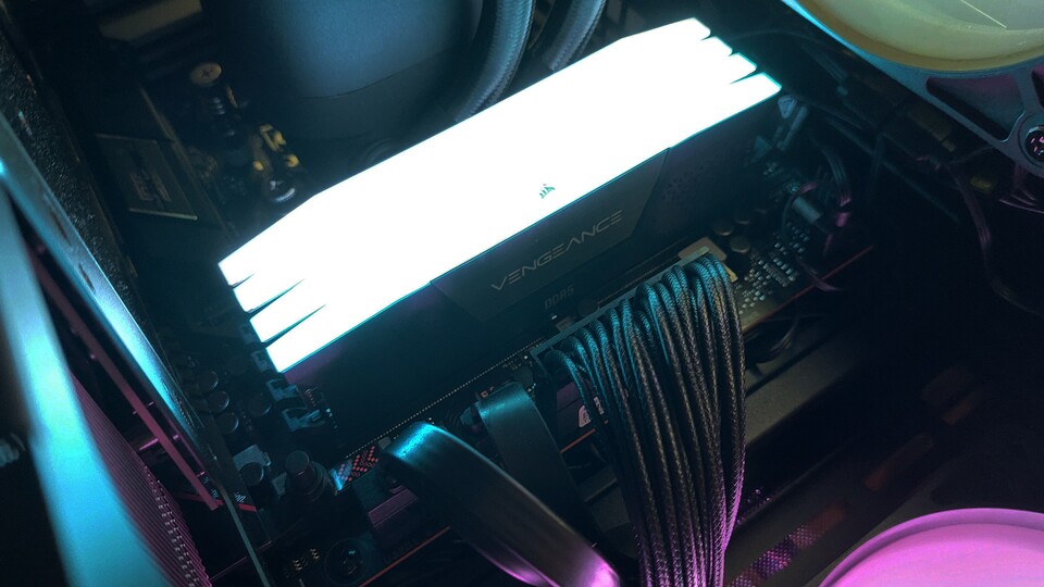 Derart opulente Speicherbestückungen mit 64 und mehr Gigabyte sind in den letzten Monaten teuer geworden. Unsere Alternative ist weniger hübsch aber viel günstiger.