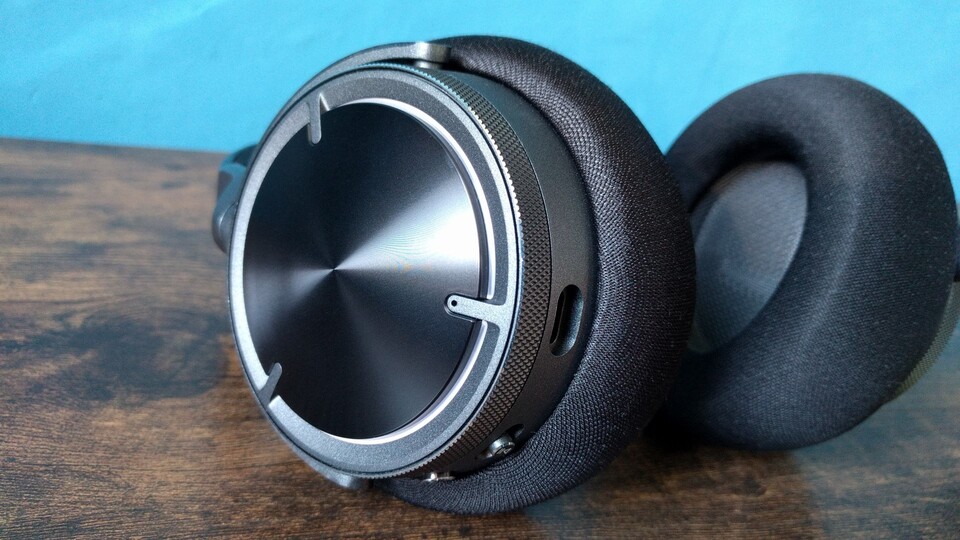 An den Ohrmuscheln befindet sich ein RGB-Ring. Alles ist sauber verarbeitet. (Bildquelle: Nele WobkerGameStar Tech)