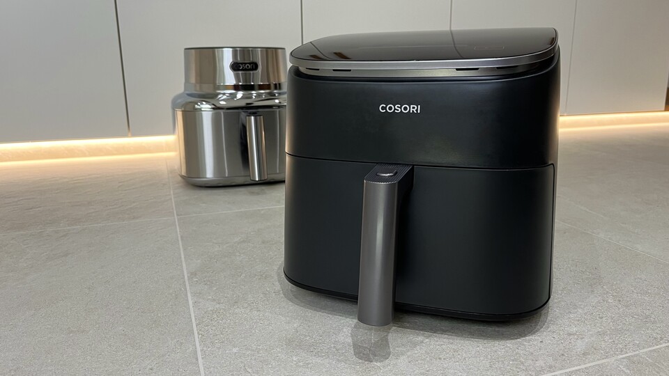 Für den Vergleich zwischen unserer alten und neuen Heißluftfritteuse musste leider der Fußboden herhalten – unserer Küche im Umbau fehlt gerade die Arbeitsplatte.