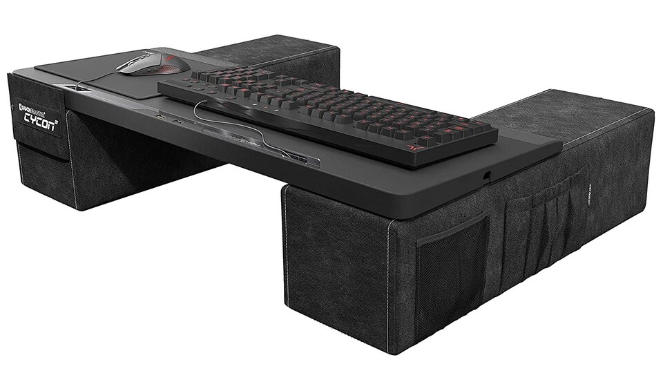 PC-Gamer aufgepasst! Mit dem Nerdytec Couchmaster² seid ihr nicht länger an den Schreibtisch gebunden. Für 159 Euro bei Amazon gibt es PC-Gaming vom Sofa aus.*
