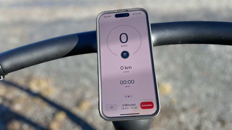 Wozu ein Display verbauen, wenn euer Handy das beste Display ist? Das dachte sich Cowboy vermutlich. Die nötige Quadlock-Hülle ist allerdings nicht jedermanns Sache.