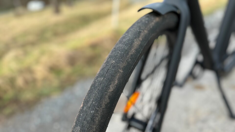 Die Dämpfwirkung der pannensicheren, breiten Reifen hat mich überrascht. Bei Nässe verlieren sie jedoch spürbar an Grip.