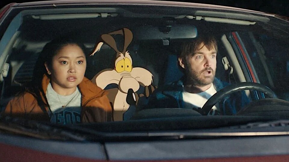 Paige (links: Lana Condor) und Anwalt Kevin Avery (rechts: Will Forte) wollen ihrem Klienten Wile E. Coyote unbedingt helfen. Bildquelle: Ketchup EntertainmentWarner Bros.