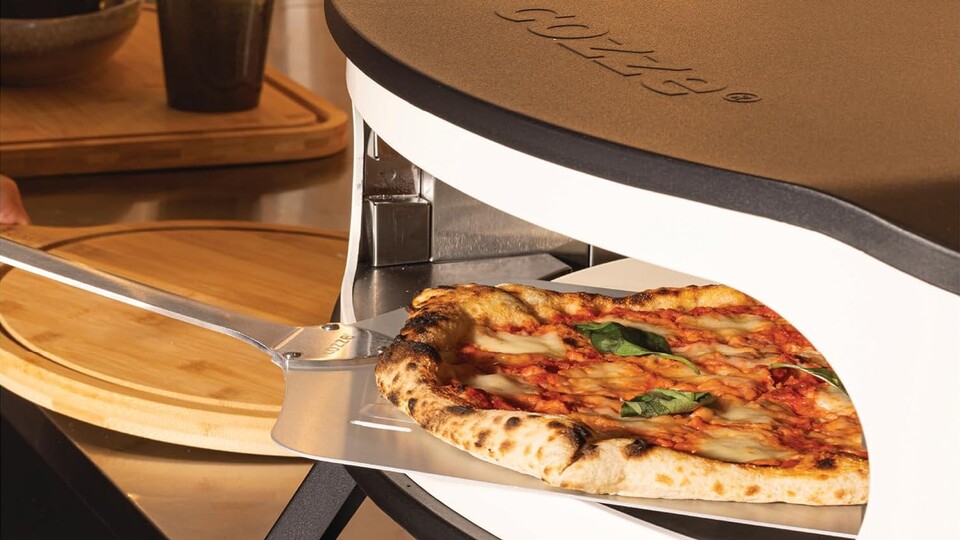 Cozze ist eine der bekanntesten Marken für kleine Haushalts-Pizzaöfen. Dieses Modell hat sogar einen rotierenden Stein.