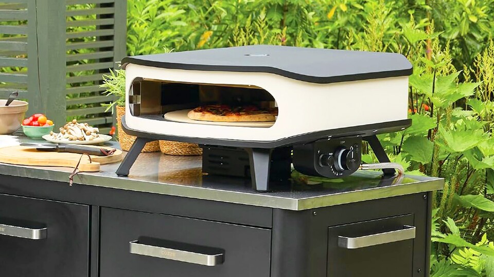 Der Pizzaofen passt perfekt auf eure Arbeitsfläche. Gasflasche anstecken, Strom an und es kann losgehen!