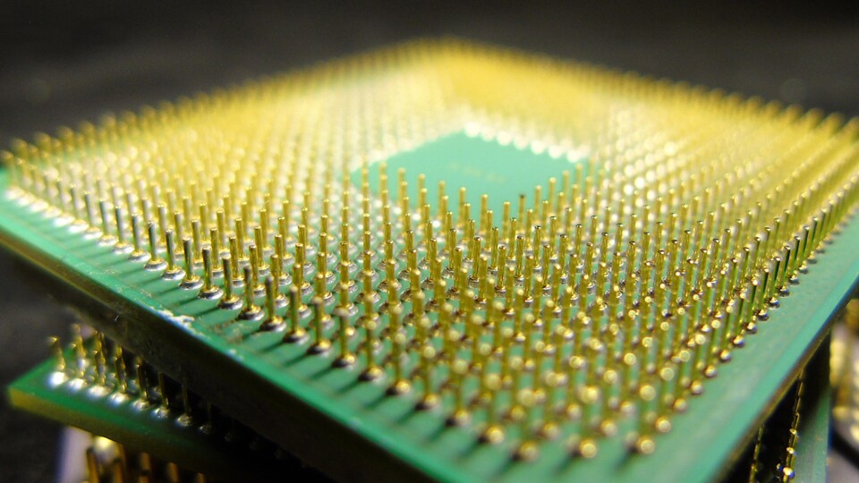 Die Zeit der CPU-Pins ist vorbei. Nachdem Intel schon vor einigen Jahren die Pins aufs Mainboard verlegt hat, wird auch AMD bald folgen.