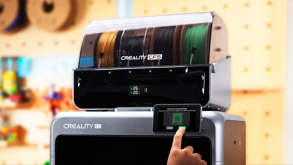 Das CFS sitzt bequem auf dem 3D-Drucker und nimmt kaum mehr Platz weg, als der Drucker selbst.