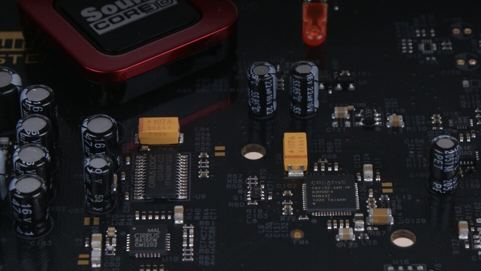 Der Soundcore-3D-Chip (rechts unten, hier auf der Soundblaster Z) ist winzig, die Plastikkappe dient nur optischen Zwecken.