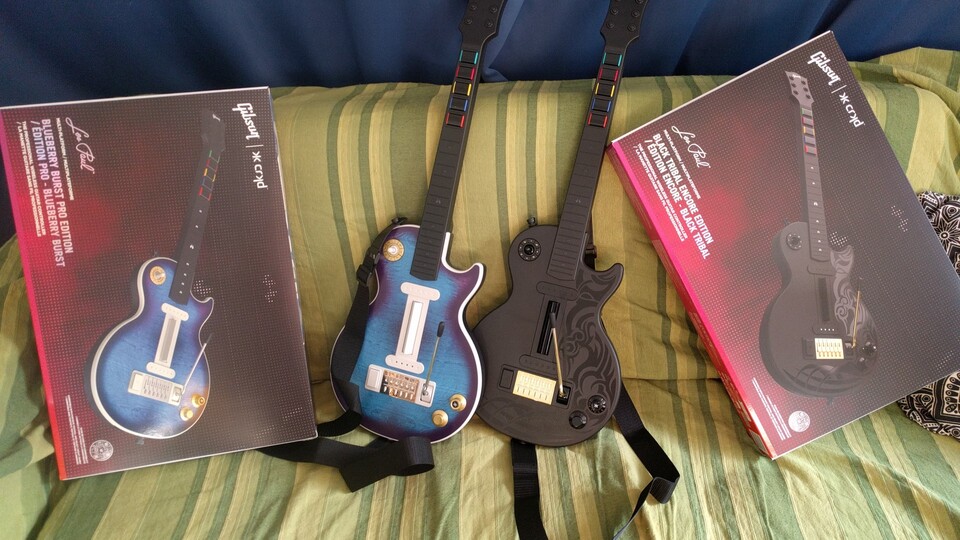 Ich habe mir direkt beide Varianten des CRKD Gibson Les Paul gekauft und benutze sie vorwiegend für Retro-Spiele, wie Guitar Hero: World Tour auf der PS3. (Bildquelle: Nele WobkerGameStar Tech)