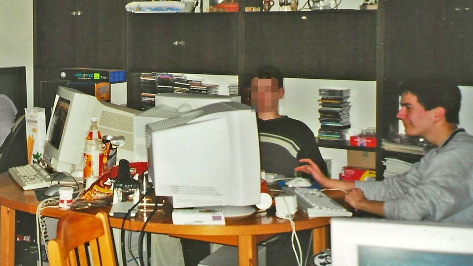 Für diese Bildschirme mussten Tische fast schon speziell angefertigt werden. Frage: Erkennt ihr die Person ganz rechts im Bild?