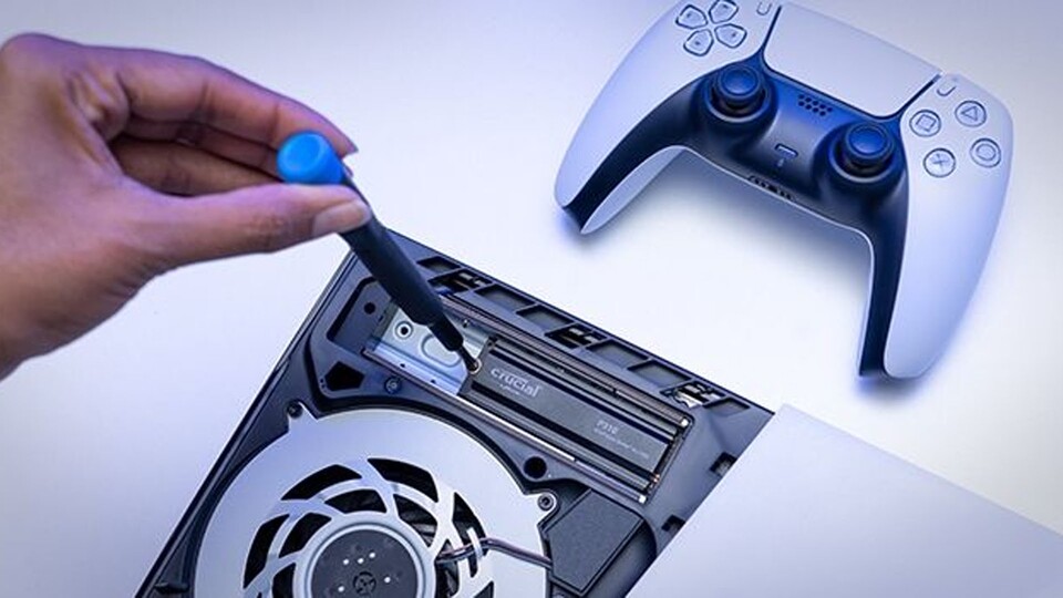 Auch in der Playstation 5 funktioniert die Crucial-SSD und bietet euch so ein bezahlbares Upgrade auf 2TB.