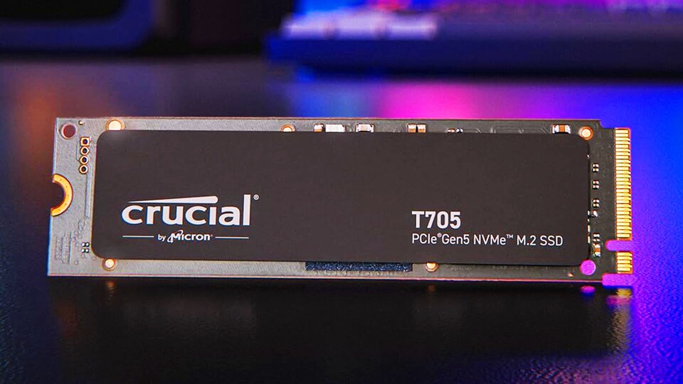 Klein und unscheinbar: Die T705 von Crucial ist wie die meisten NVMe SSD bloß 8 Zentimeter lang und passt auf nahezu jedes Mainboard.