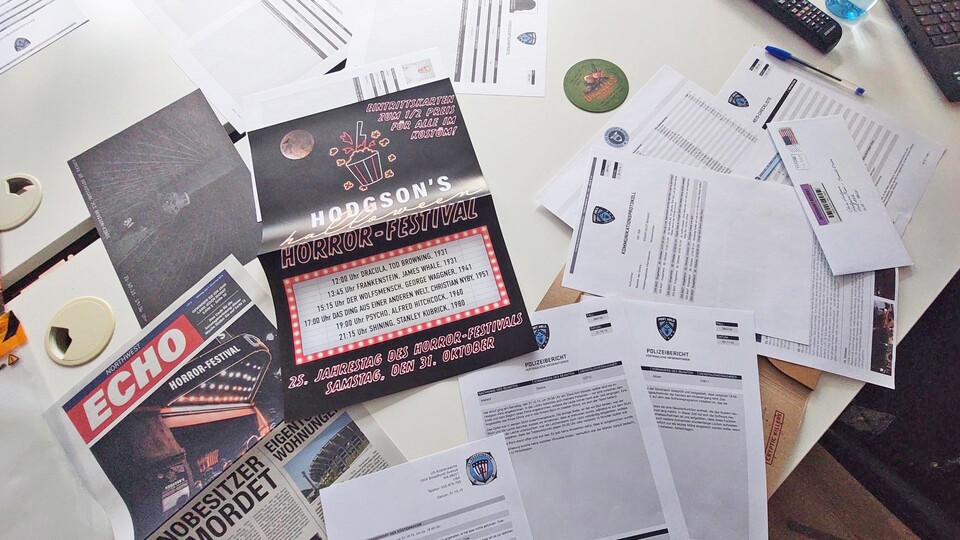 So sah ein Teil unseres Tischs nach dem Auspacken der Beweise aus. Es gibt viele Info-Fetzen, aber welche davon sind relevant?