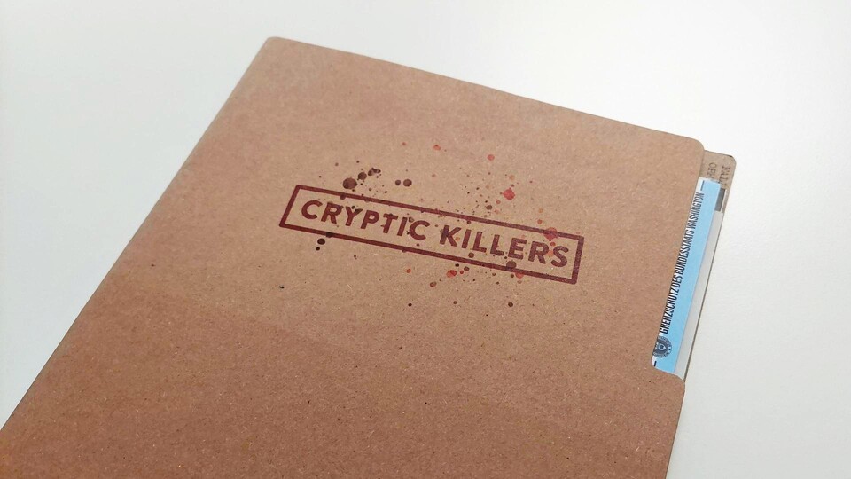 In der Beweistüte begrüßt einen ein Ordner aus Altpapier. Schon beim Öffnen der Akte fühlt man sich voll immersiert.