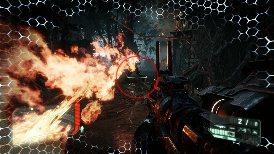 Gerade nachts sehen die Feuereffekte in Crysis 3 einfach nur toll aus. Hier greift uns ein flammenspuckender Scorcher an.