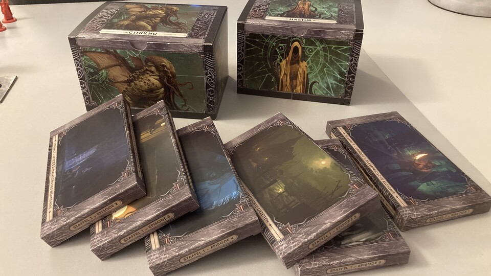 Bereits die erste Staffel von Death May Die enthält sechs Szenarien und zwei Große Alte, die ihr beliebig kombinieren könnt. Und mit jeder weiteren Staffel kamen neue Inhalte hinzu, die allesamt miteinander kompatibel sind. (Foto: Heiko Klinge)