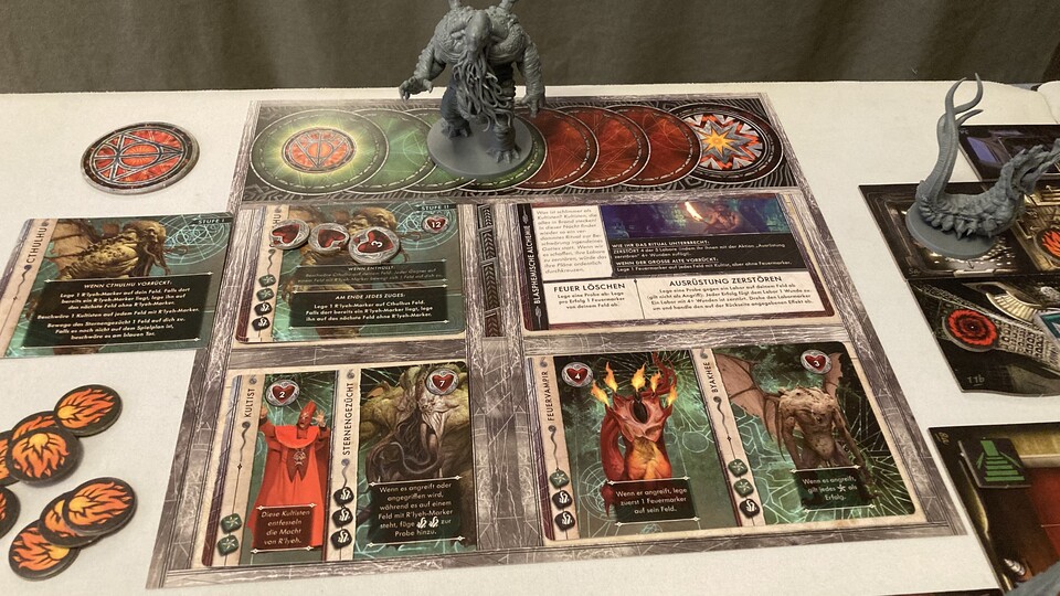 Der Große Alte beginnt die Partie abseits vom Brett, bis er beschworen wird. Nach der Beschwörung bekommt er sukzessive mehr Fähigkeiten, je stärker ihr ihn verwundet, weshalb die Partie oft bis zum allerletzten Zug in jede Richtung kippen kann. (Foto: Heiko Klinge)