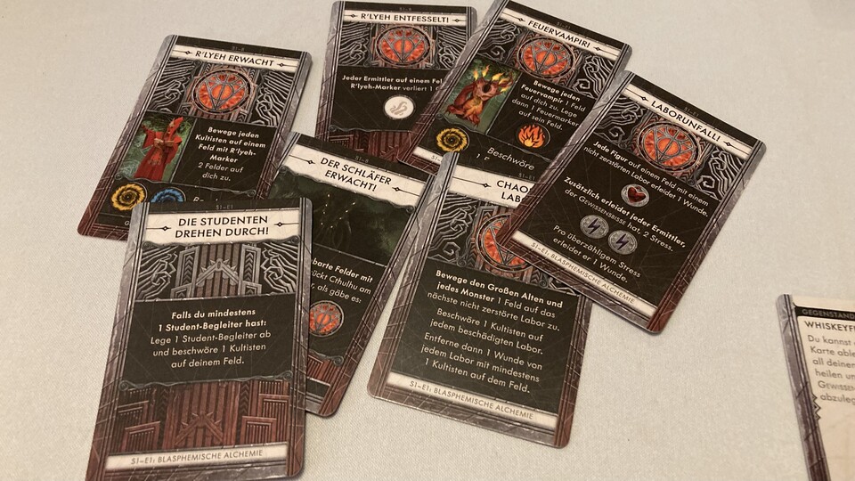 Bei den Ereigniskarten gibts eigentlich nur zwei Varianten: fies und extrafies. Und je mehr Symbole ihr zieht, desto schneller erscheint der Große Alte auf dem Spielbrett – wenns dumm läuft, noch komplett unverwundbar. (Foto: Heiko Klinge)