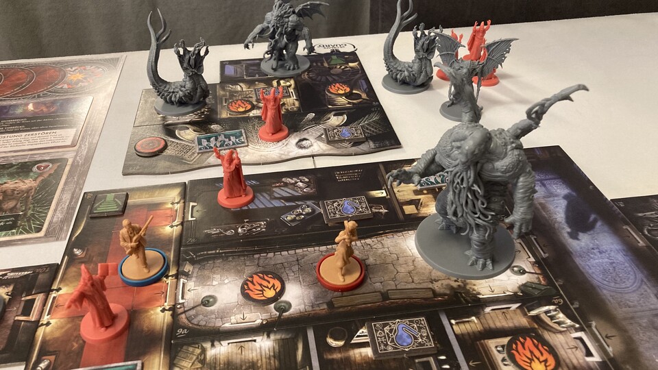 Das typische Ende einer Partie: Der halbe Dungeon steht in Flammen, überall jagen uns Monster und Kultisten und wir versuchen mit letzter Kraft, den Großen Alten zu besiegen. (Foto: Heiko Klinge)