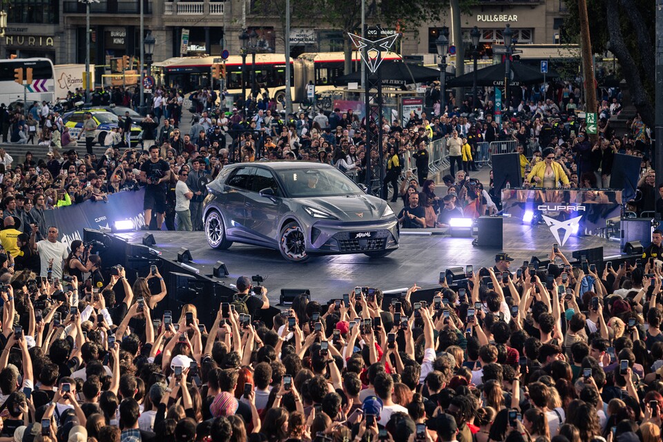 Der Raval setzt sich vor allem für ein jüngeres Publikum in Szene, wie hier bei seiner Weltpremiere in Barcelona. (Quelle: CUPRA)