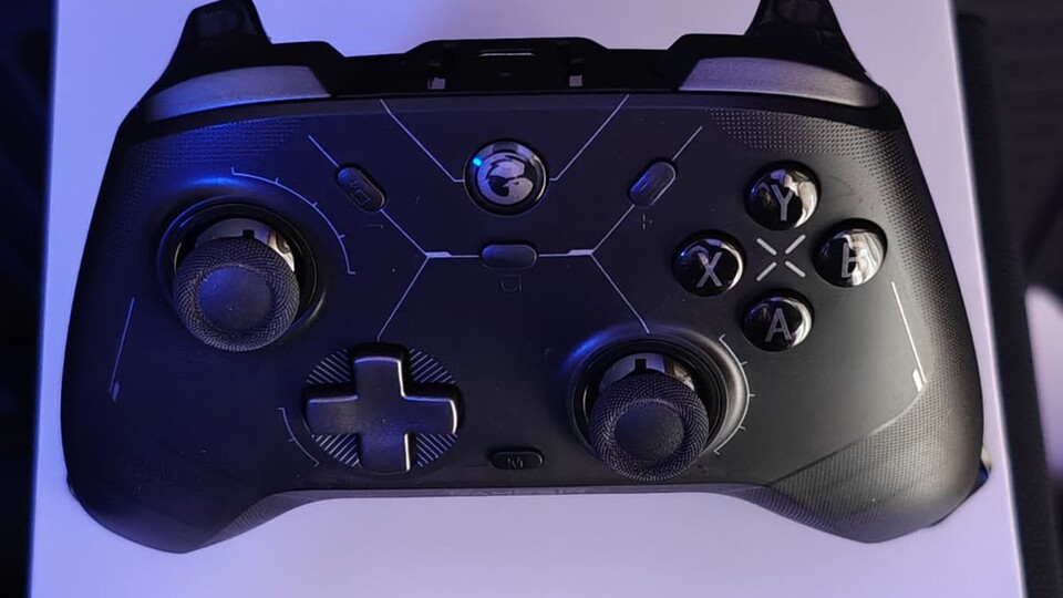 Für unter 60 Euro ist das ein Schnapper, der sich vor den sündhaft teuren Controllern absolut nicht verstecken muss.