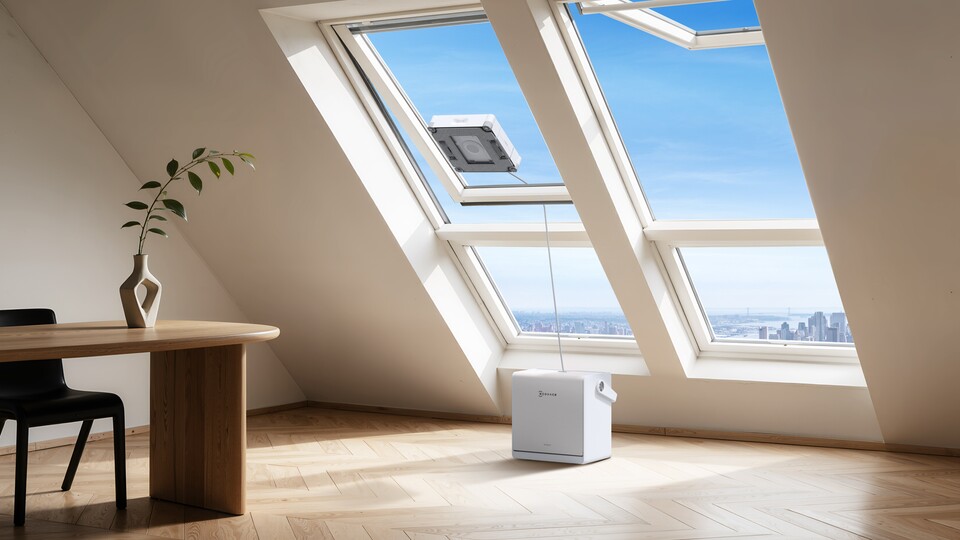 Bis zu einer Dachneigung von 45° kann der Fensterputz-Roboter von ECOVACS auch innen und sozusagen „über Kopf“ fahren.