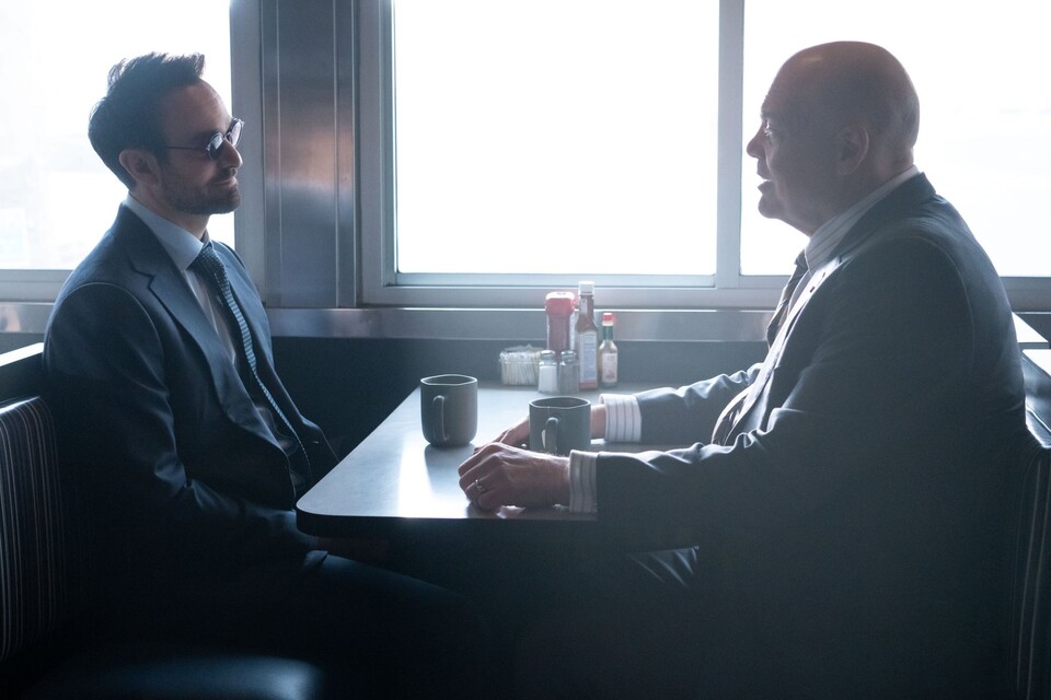 Matthew Murdock (Charlie Cox, links) und Wilson Fisk (Vincent DOnofrio, rechts) sorgen schon einzeln in jeder Szene für Spannung. Wenn die Beiden aufeinandertreffen, zittert sogar das TV-Gerät vor Nervosität. Bildquelle: Disney Marvel