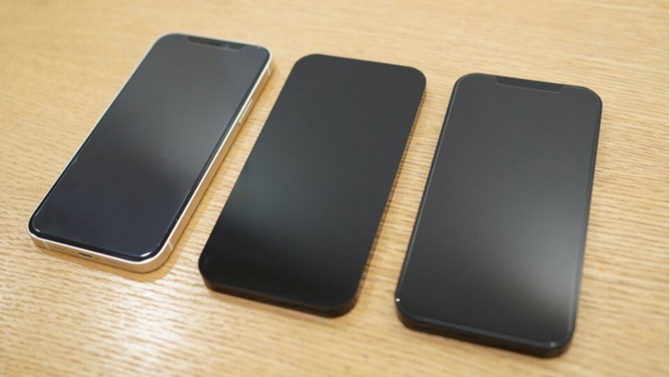 Hättet ihrs erkannt? Nur das Gerät ganz links ist ein echtes Smartphone. Die anderen beiden Teile sind AcryPhones. (Bild-Quelle: (MainichiYusuke Hiratsuka))