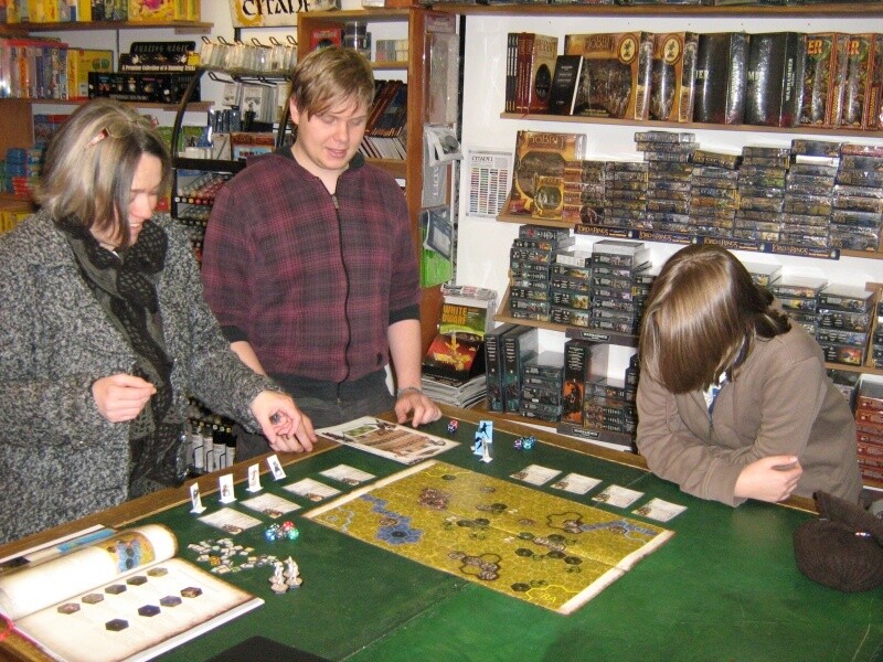 Schicksalspfade ist ein Taktik-Ableger des Rollenspiels, der mit Miniaturen auf Hexfeldkarten gespielt wird.