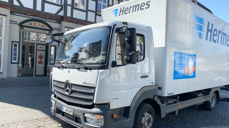 Was macht der Hermes-Mitarbeiter, wenn ein Paket sich nicht zustellen lässt? (Bild-Quelle: philippschumach über Adobe Stock)