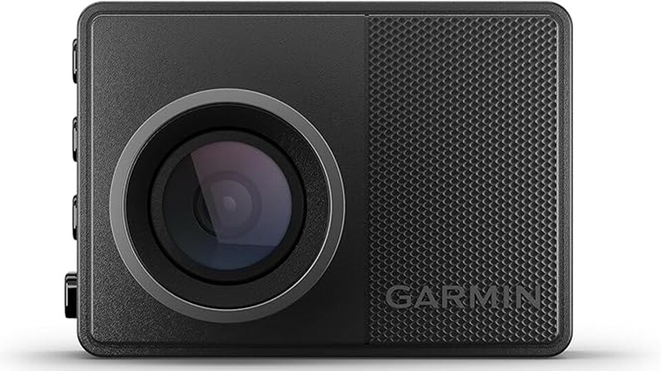 Die Garmin Dascam ist so klein, dass ihr sie kaum merken werdet. Mit ihrer Sprachsteuerung und den Assistenzfunktionen ist das mehr als eine übliche Kamera im Auto.