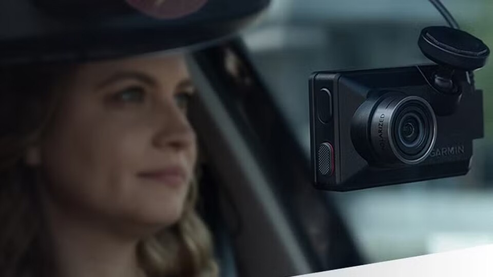 Falls ihr euer Auto auf der Straße parkt, überwacht die Garmin Dashcam alles und zeichnet auf, wenn mal eingebrochen wird oder jemand an euer Auto andockt.