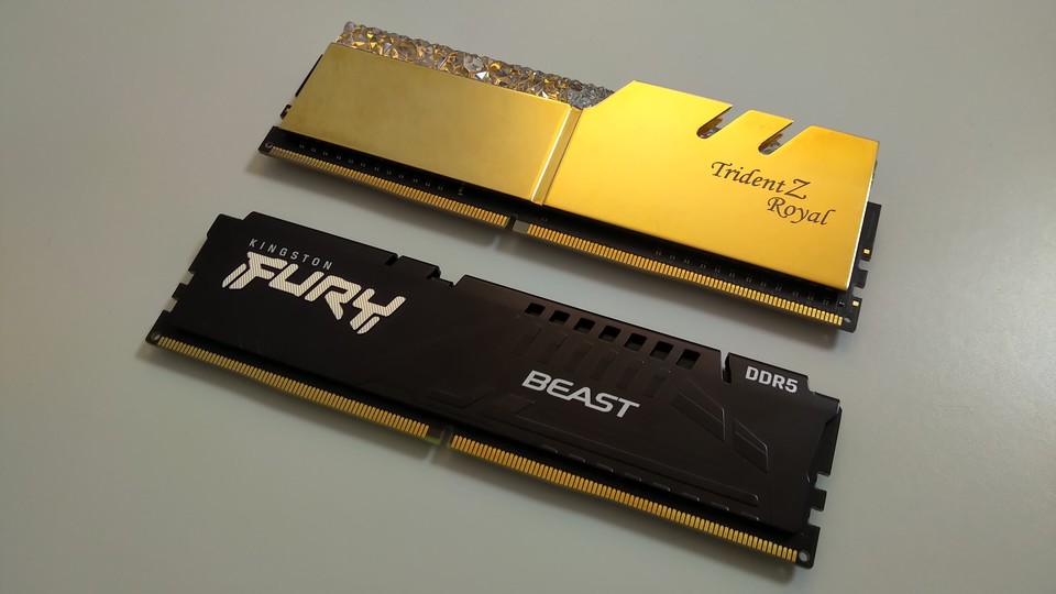 Der neue DDR5-RAM tritt in Benchmarks gegen etablierten DDR4-RAM an. Die leicht anders platzierte Einkerbung bei den Kontakten verhindert, dass der neue Speicher fälschlicherweise in einem alten RAM-Slot eingesetzt werden kann.