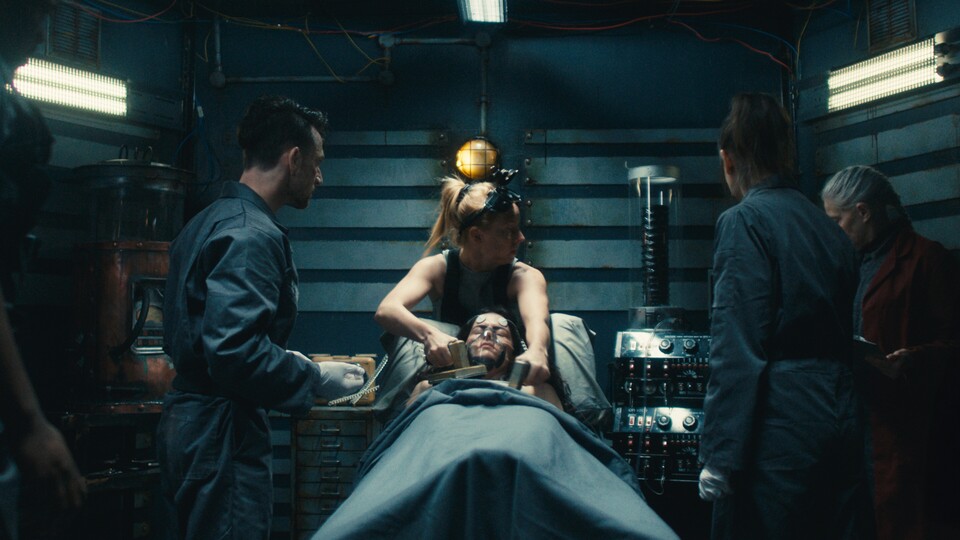 Cole soll die Frau operieren, in deren Bauch eine Alien-Kreatur schlummert. Na, ob das gut ausgehen kann? Spoiler: Nein!