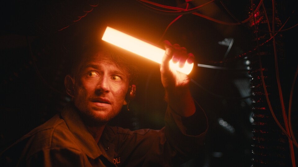 Cole weiß nicht, wie er in der Forschungsanlage gelandet ist und warum er in einer Zeitschleife gefangen ist. Ich helfe ihm, das herauszufinden ... und manövriere ihn dabei in zahlreiche tödliche Situationen.