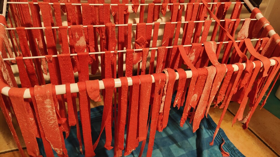 Don't worry, you can also produce your pasta in a less brightly colored way, but this variant (still rolled out without electrical help) should deliberately be so colorful.