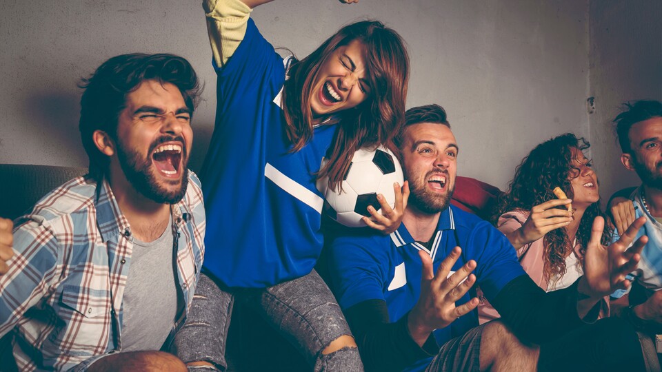 Die Deals zum Spiel sind die perfekte Beschäftigung für die Halbzeit. Oder die Trinkpausen. Oder während die Gastgeber sehr lange alle Spieler namentlich ankündigen.