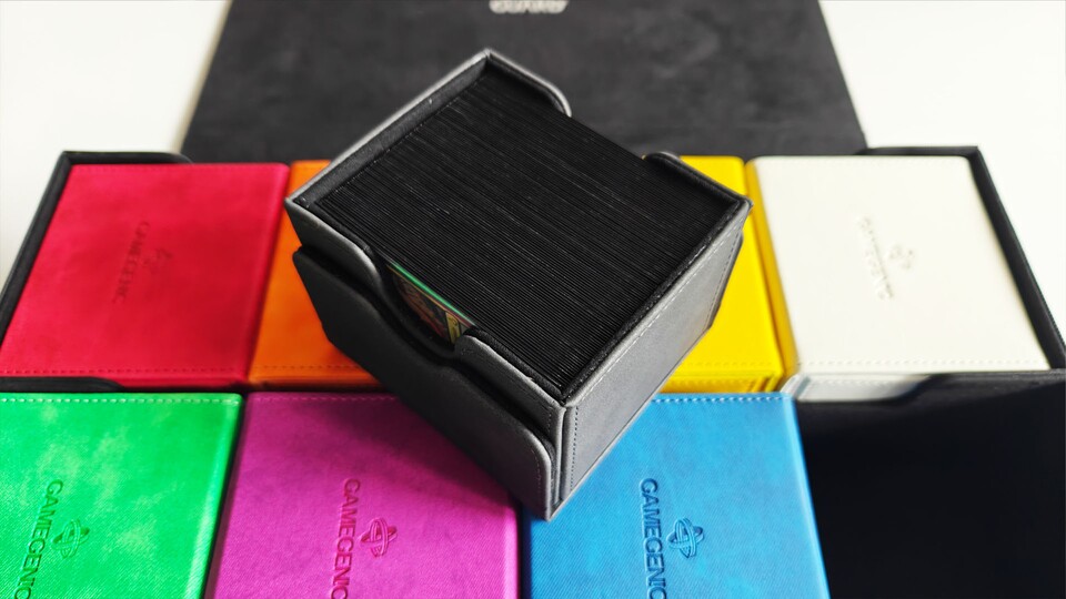 Even 100 double sleeved cards with Dragon Shield Sealable Sleeves fit perfectly into the Sidekick 100+ XL.