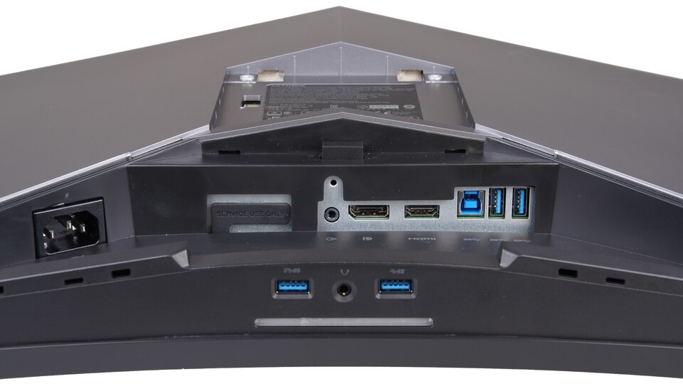 Neben einem HDMI- und DisplayPort-Eingang finden sich an der Rückseite USB-Anschlüsse und zwei Audio-Ports. Über die berührungsempfindliche Leiste an der Unterseite ist es außerdem möglich, die Beleuchtung des Monitors ein- und auszuschalten.