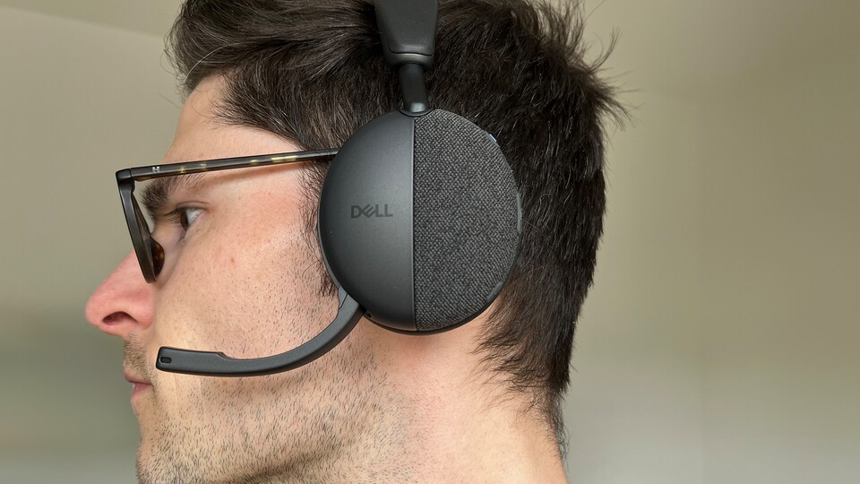 So sieht das Headset auf meinem Kopf aus. Der kurze Mikrofronbügel lässt sich ausklappen. Beim Einklappen wird eure Stimme auf Wunsch gemuted.