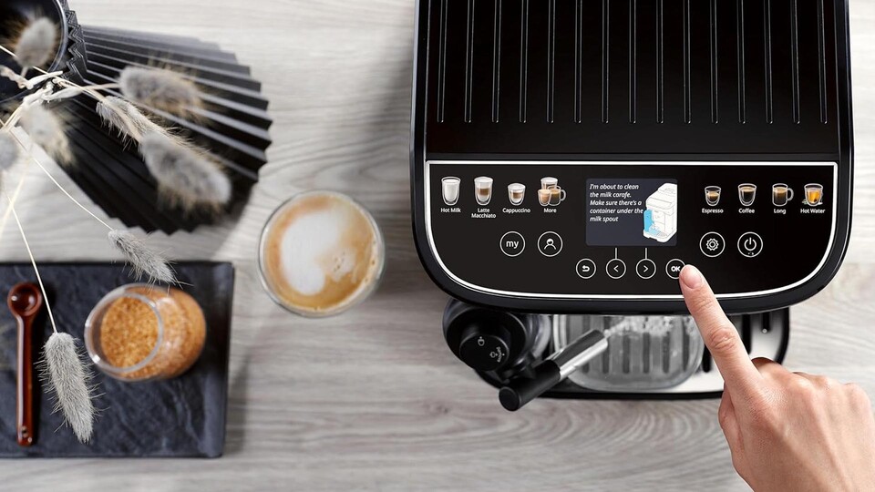 Kaffee auf Knopfdruck: Die DeLonghi Magnifica Evo Next bringt 13 Kaffeespezialitäten direkt aus der Maschine in eure Tasse.