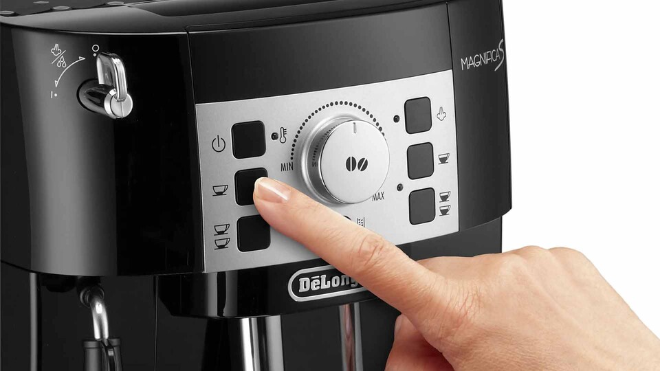 Direktwahltasten statt verschachtelter Menüs: Die De’Longhi Magnifica S setzt auf eine unkomplizierte Kaffeezubereitung – weil manchmal weniger einfach mehr ist!
