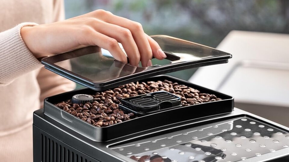 Die DeLonghi Magnifica S verfügt neben einem äußerst geräumigen Bohnenbehälter auch über ein Fach für vorgemahlenes Kaffeepulver.