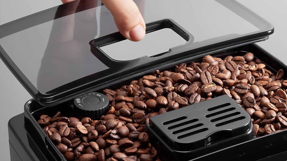 Der Bohnenbehälter der De’Longhi Magnifica S fasst rund 250 Gramm Kaffeebohnen und bietet damit ausreichend Vorrat für mehrere Tassen frischen Kaffee.