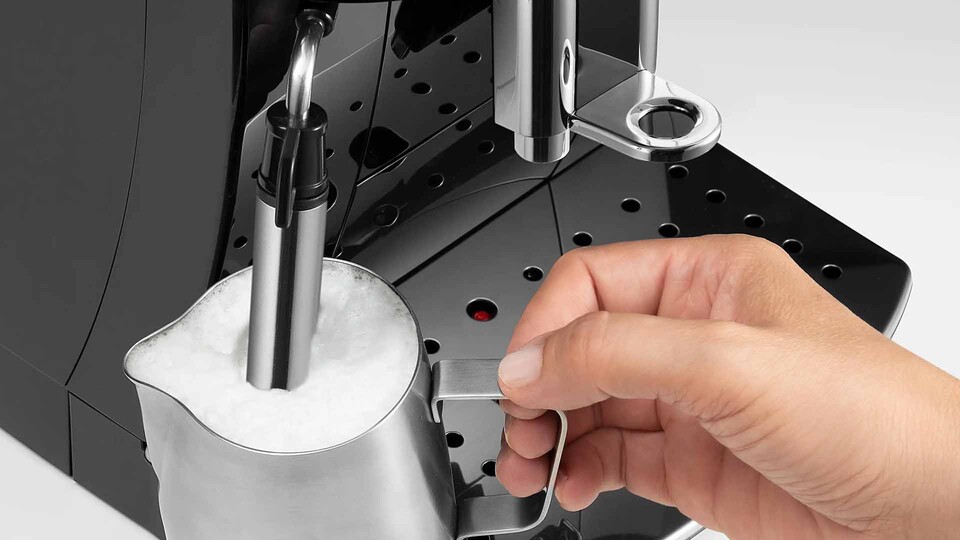Zischender Höllendampf und knochenweißer Schaum: Wenn die Milchaufschäumdüse faucht, verwandelt sich eiskalte Milch in samtige Verdammnis für jeden Cappuccino.