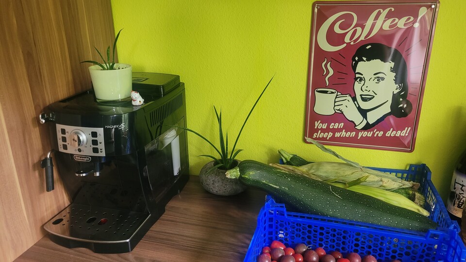 Meine Kaffeemaschine ist bis auf die silberne Front und den Tassenwärmer identisch zu der Maschine im Angebot. Dass sie das kann, habe ich auch erst beim Schreiben dieses Artikels erfahren – ihr verpasst also nichts.