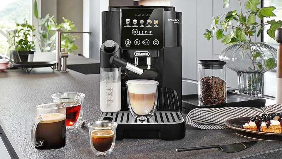 Ein guter Latte braucht eine gute Maschine. Mit dem DeLonghi Magnifica Start kann euer Morgen so richtig veredelt werden.