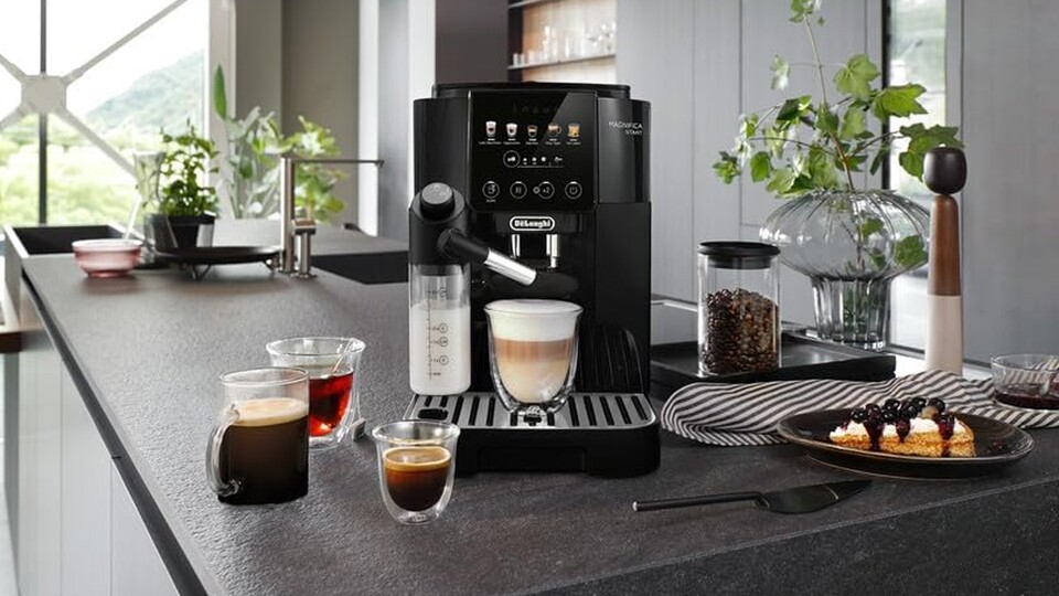 Hat Zahlreiche Kaffeespezialitäten im Gepäck: Die DeLonghi Magnifica Start ist euer platzsparender Barista für Zuhause!
